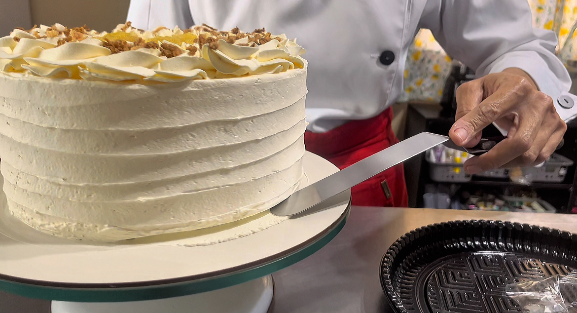 Acabamento de chantilly em torta alta feita à mão