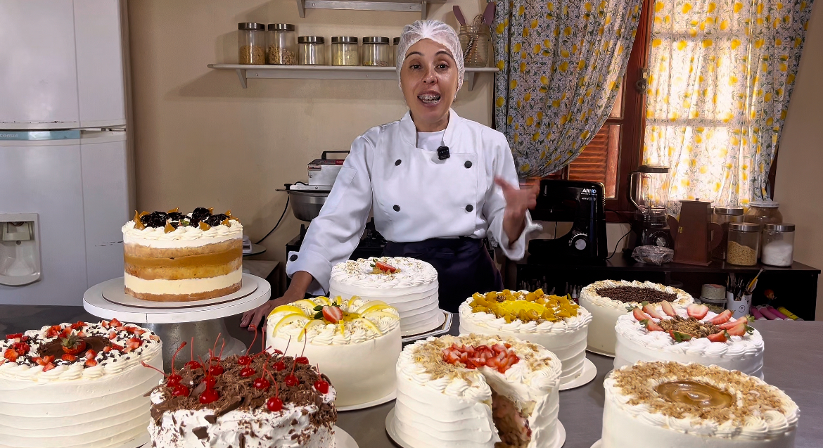 Fabiana Maganin ao lado de tortas artesanais finalizadas