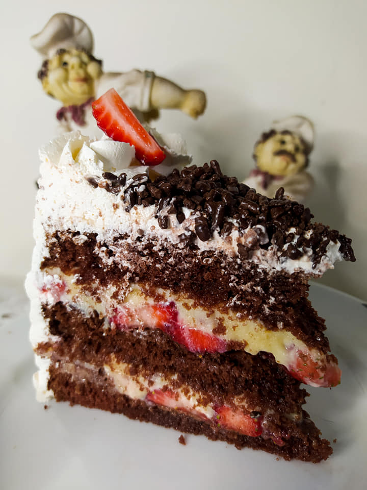 Fatia de torta de chocolate com morango e chantilly