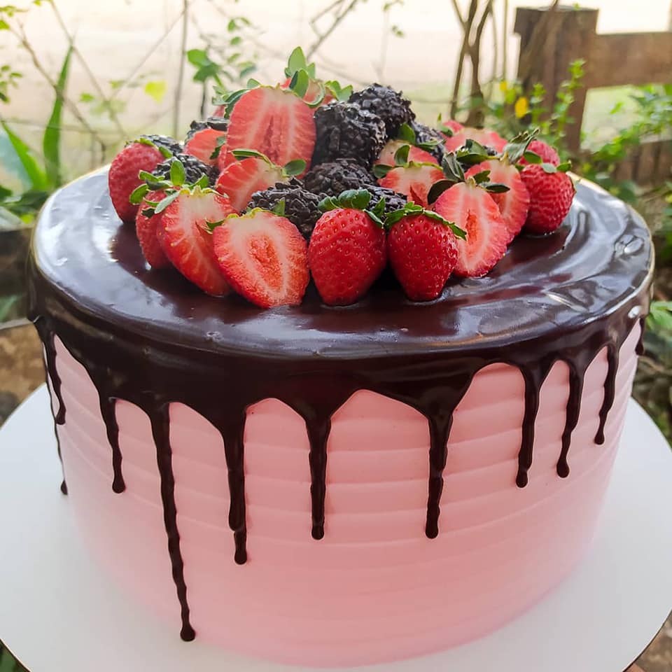 Torta finalizada no padrão aplicado por Amanda Guimarães