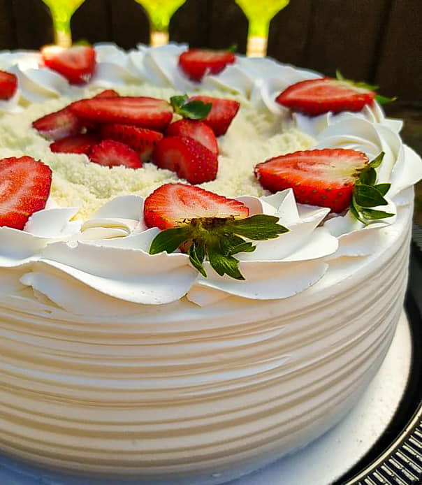 Torta de morango com ganache escorrida